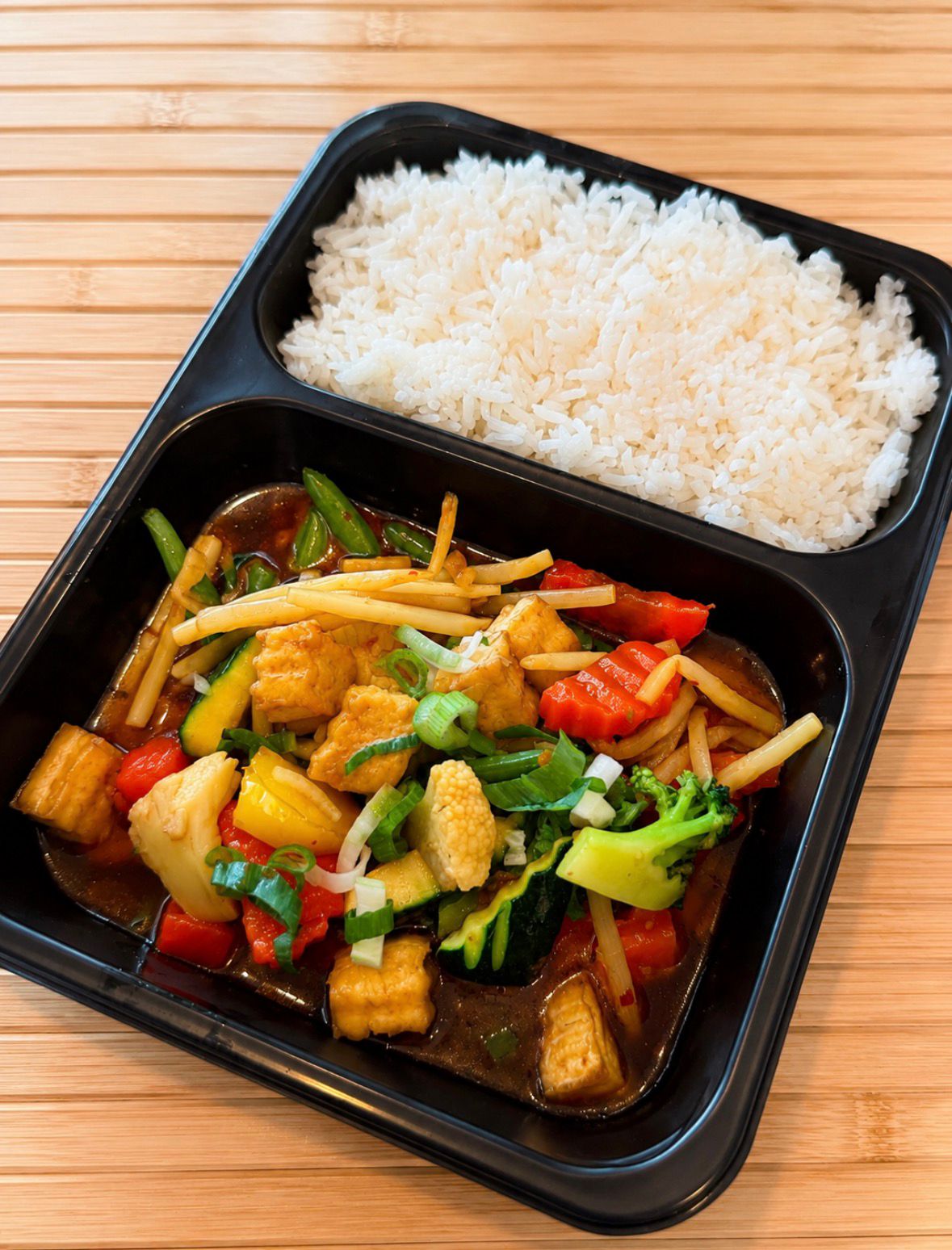 BYTHAI Take-away Gericht mit Reis
